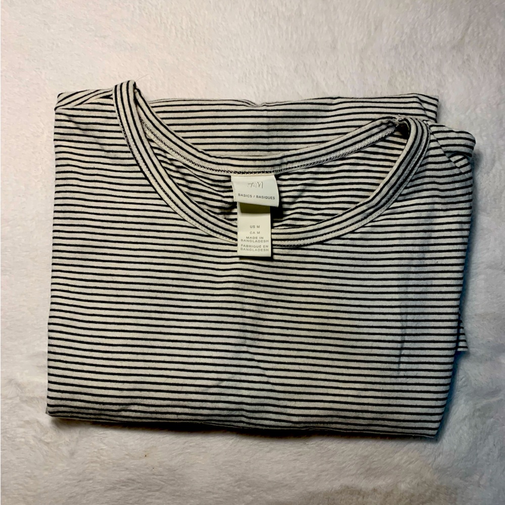 H&M basic stripe T-shirt. size: medium.